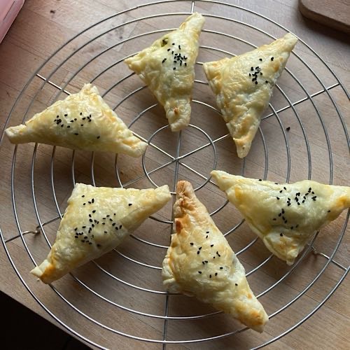 Blätterteig-Ecken mit Spinat und Schafskäse