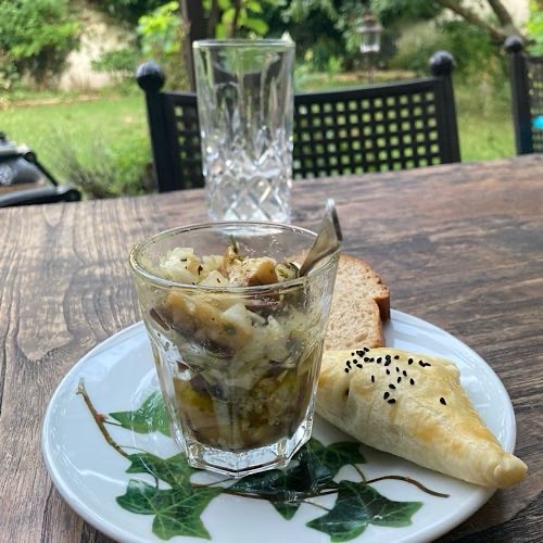 Fingerfood mit Blick in den Garten
